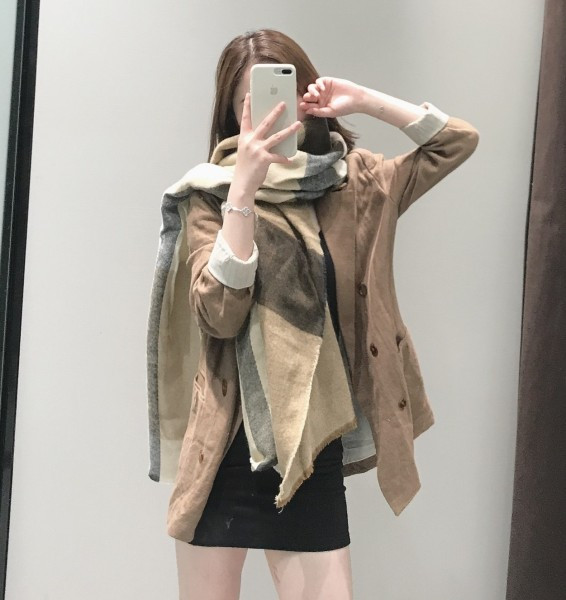 Női őszi-téli kockás sál, rojtokkal barna színben