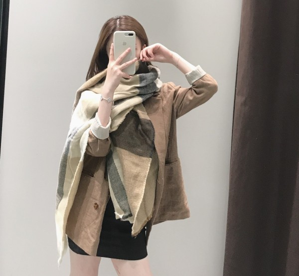 Női őszi-téli kockás sál, rojtokkal barna színben