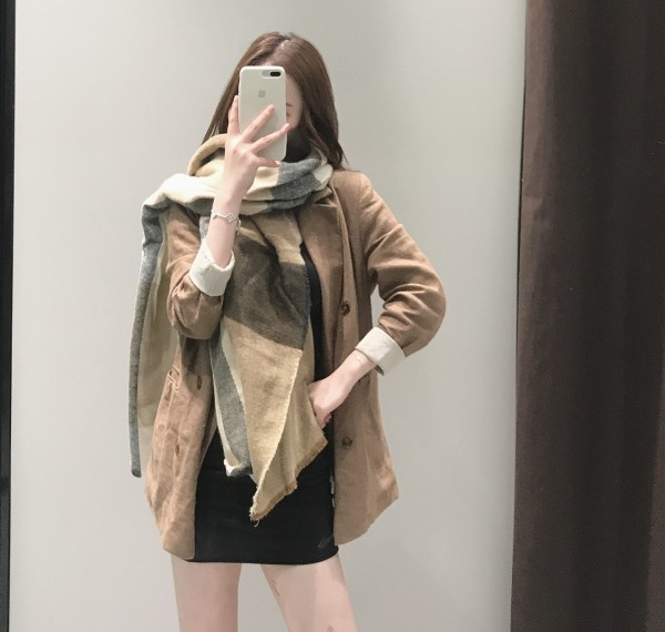 Női őszi-téli kockás sál, rojtokkal barna színben