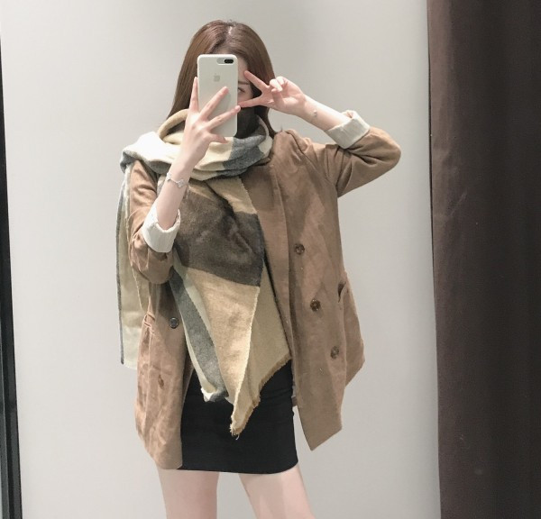 Női őszi-téli kockás sál, rojtokkal barna színben