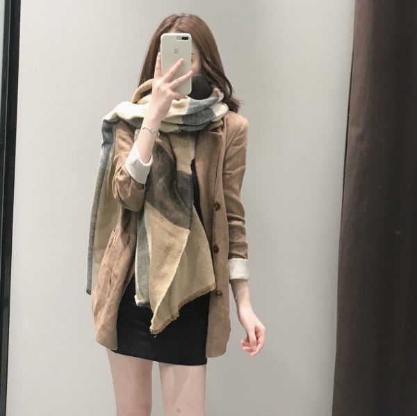 Női őszi-téli kockás sál, rojtokkal barna színben