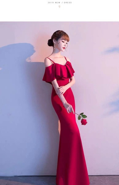 Formális női ruha vékony pántokkal Karcsú modell piros és fekete színben