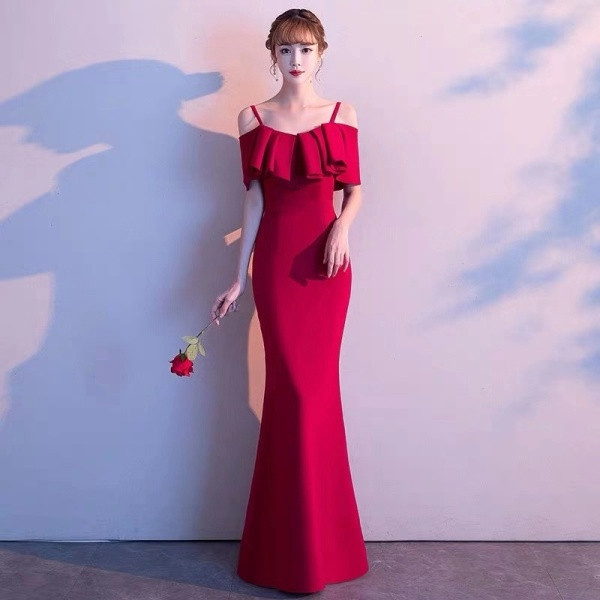 Formális női ruha vékony pántokkal Karcsú modell piros és fekete színben