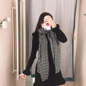 Női kockás őszi-téli sál, fekete-fehér rojtokkal