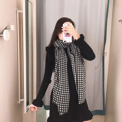 Női kockás őszi-téli sál, fekete-fehér rojtokkal