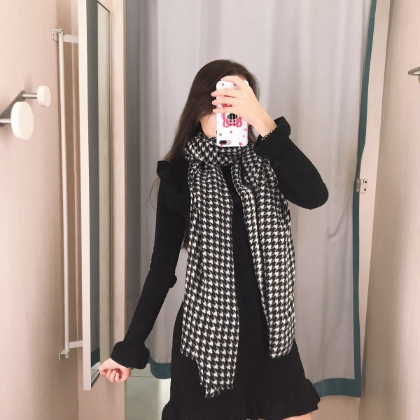 Női kockás őszi-téli sál, fekete-fehér rojtokkal