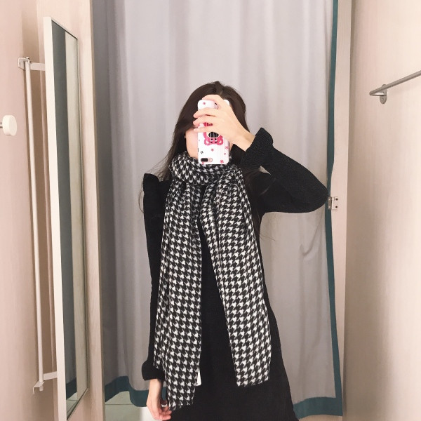 Női kockás őszi-téli sál, fekete-fehér rojtokkal