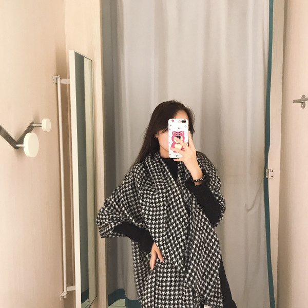 Női kockás őszi-téli sál, fekete-fehér rojtokkal