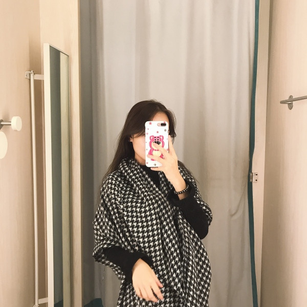 Női kockás őszi-téli sál, fekete-fehér rojtokkal