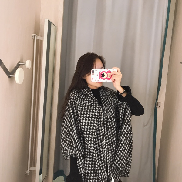 Női kockás őszi-téli sál, fekete-fehér rojtokkal