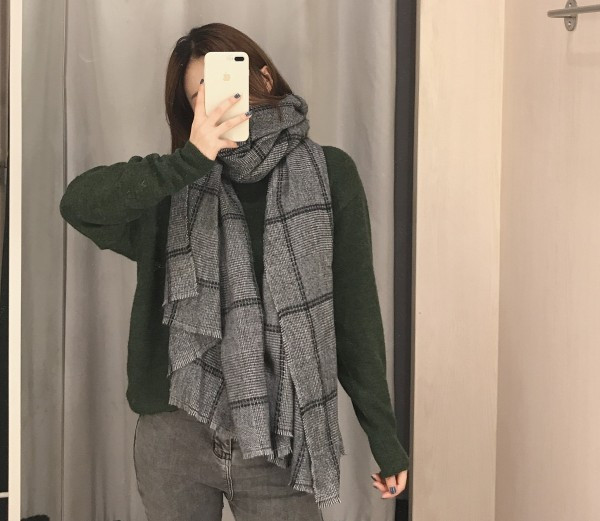 Modern téli kockás sál szürke, rojtokkal