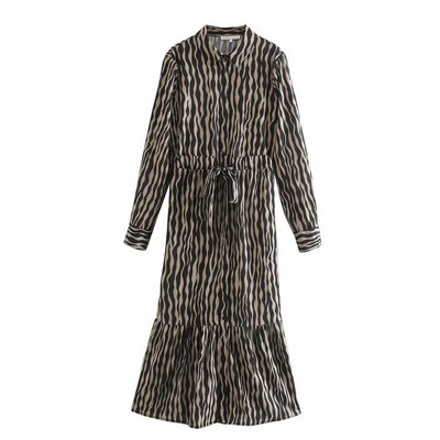 Hosszú alkalmi ruha fürtökkel és övvel, fekete és zebra mintával