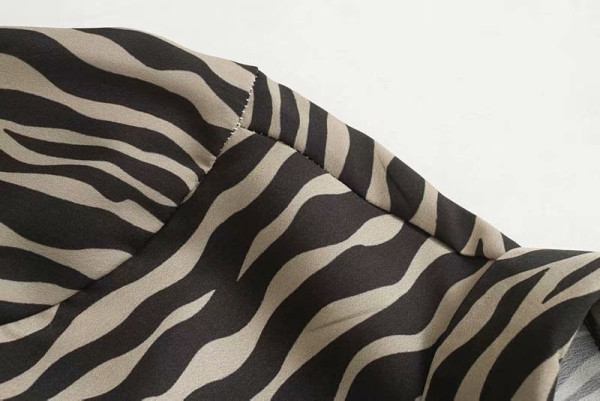 Hosszú alkalmi ruha fürtökkel és övvel, fekete és zebra mintával