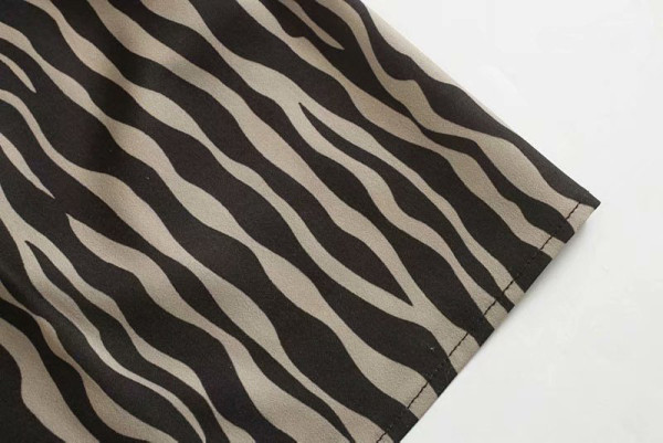 Hosszú alkalmi ruha fürtökkel és övvel, fekete és zebra mintával