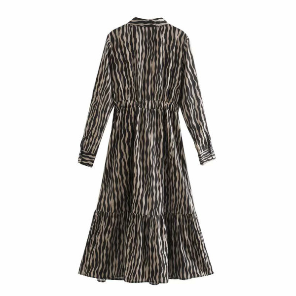 Hosszú alkalmi ruha fürtökkel és övvel, fekete és zebra mintával