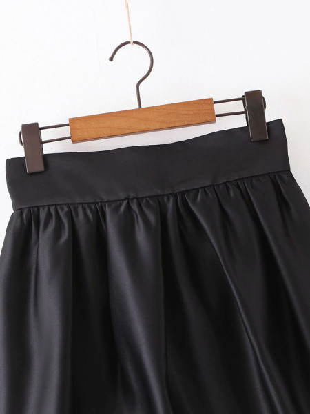 Rövid szabású szoknya magas derékkal, fekete színben, fényes hatással