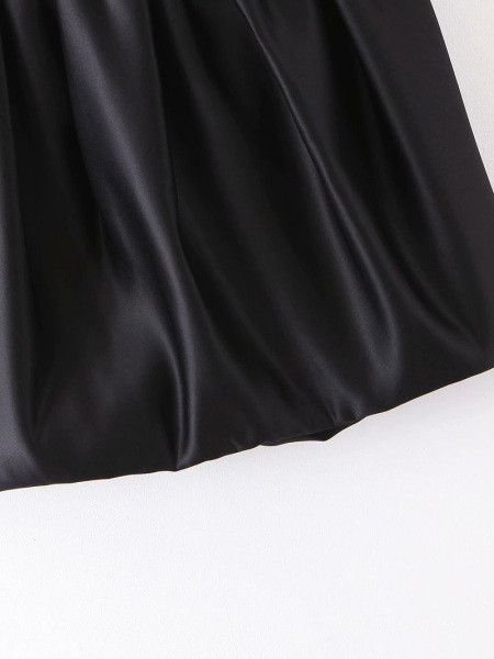 Rövid szabású szoknya magas derékkal, fekete színben, fényes hatással
