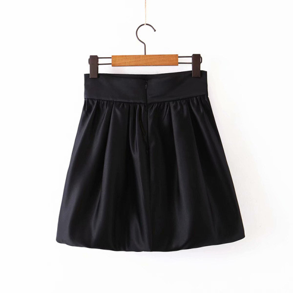 Rövid szabású szoknya magas derékkal, fekete színben, fényes hatással