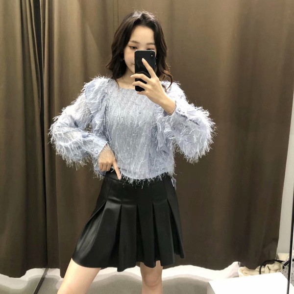 Modern rövid kék blúz rojtokkal és fürtökkel