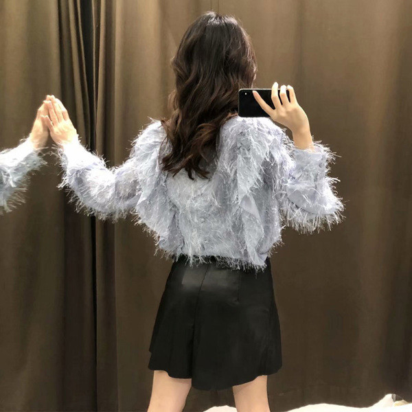 Modern rövid kék blúz rojtokkal és fürtökkel