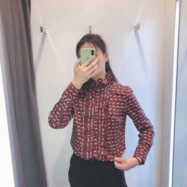 Modern női ing fürtökkel és félmagas gallérral bordó színben mintás mintával