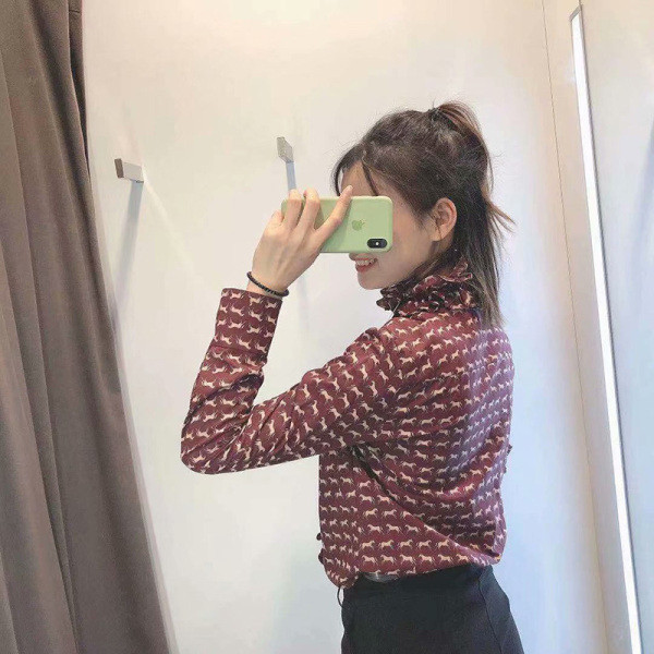 Modern női ing fürtökkel és félmagas gallérral bordó színben mintás mintával