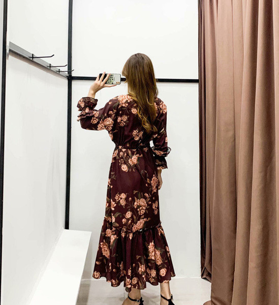 Modern kivágott ruha barna fürtökkel, virágmintával