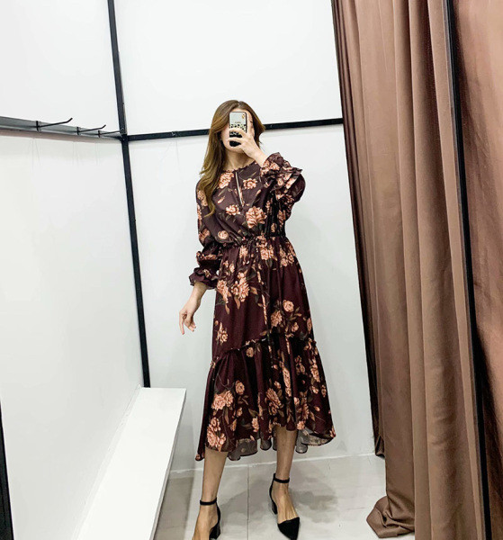 Modern kivágott ruha barna fürtökkel, virágmintával