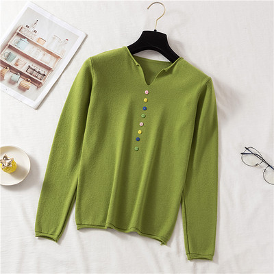 Női blúz hat színben, gombokkal és V-nyakkal