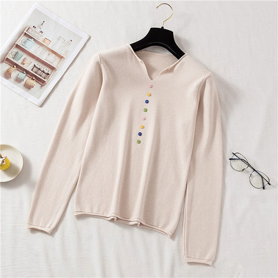 Női blúz hat színben, gombokkal és V-nyakkal