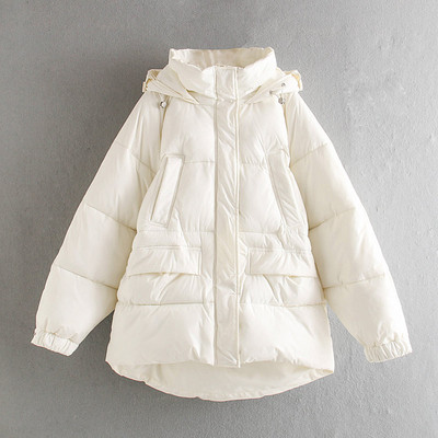 Rövid téli kabát kapucnival és fehér zsebekkel