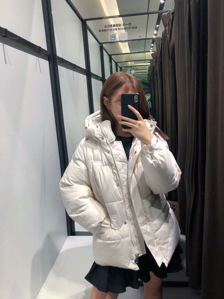 Rövid téli kabát kapucnival és fehér zsebekkel