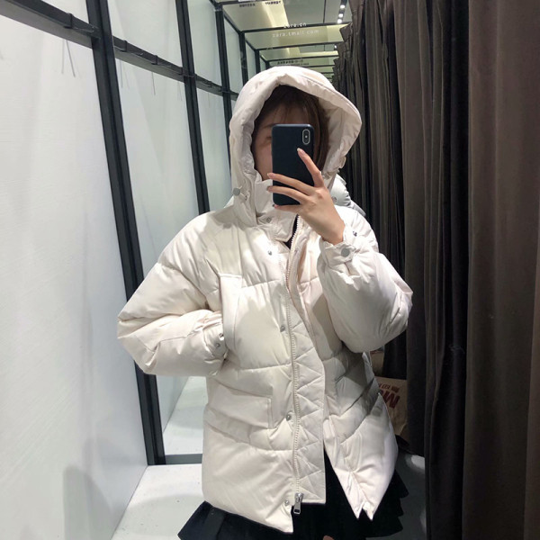 Късо зимно яке с качулка и джобове в бял цвят