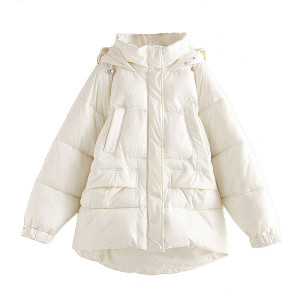 Rövid téli kabát kapucnival és fehér zsebekkel