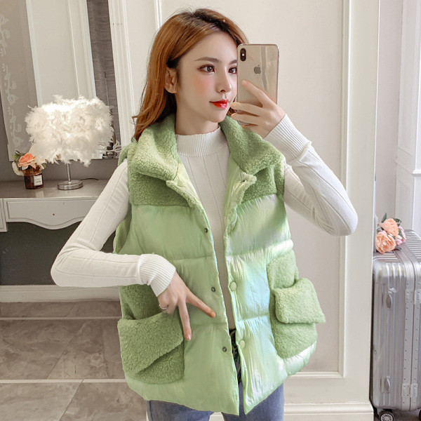 Női mellény zöld, rózsaszín és fehér színben, gombokkal és zsebekkel