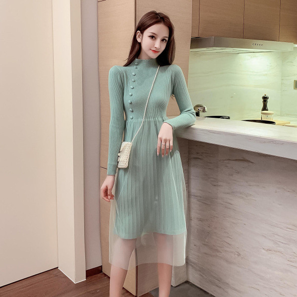 Modern női ruha bézs, zöld és fekete színekben, félmagas gallérral és tüllrel