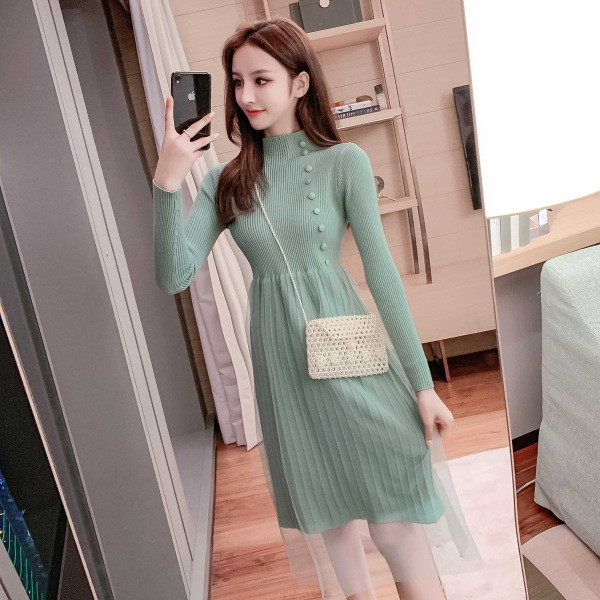 Modern női ruha bézs, zöld és fekete színekben, félmagas gallérral és tüllrel