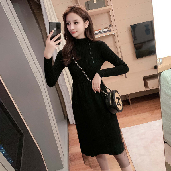 Modern női ruha bézs, zöld és fekete színekben, félmagas gallérral és tüllrel