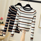 Fekete-fehér csíkos női blúz kerek nyakkivágással és hosszú ujjal