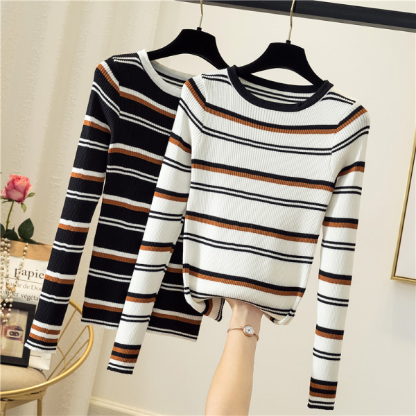 Fekete-fehér csíkos női blúz kerek nyakkivágással és hosszú ujjal