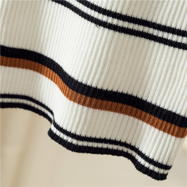 Fekete-fehér csíkos női blúz kerek nyakkivágással és hosszú ujjal