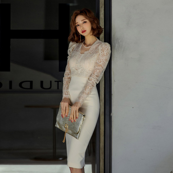 Rochie elegantă de damă cu mâneci lungi din dantelă și decolteu spitz în alb