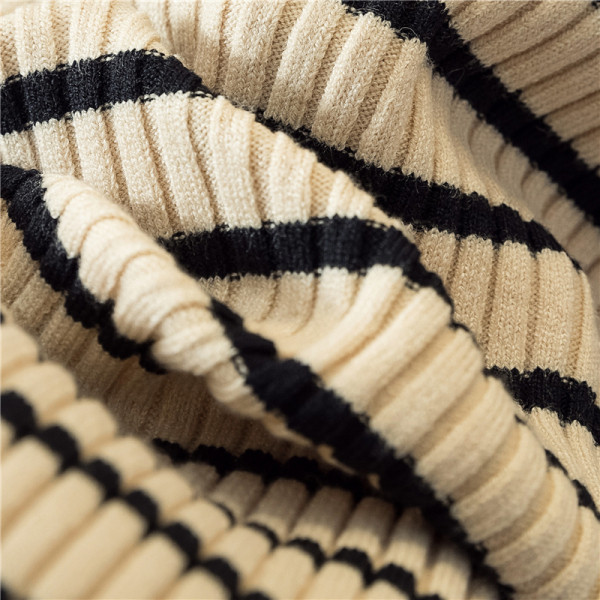 Csíkos női pulóver több színben, magas gallérral és hosszú ujjal