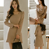 Modern női ruha négyzet alakú nyakkivágással és hosszú ujjal