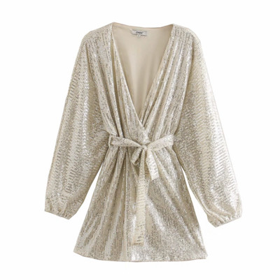 Modern női ruha mély nyakkivágással, szürke övvel, flitterekkel