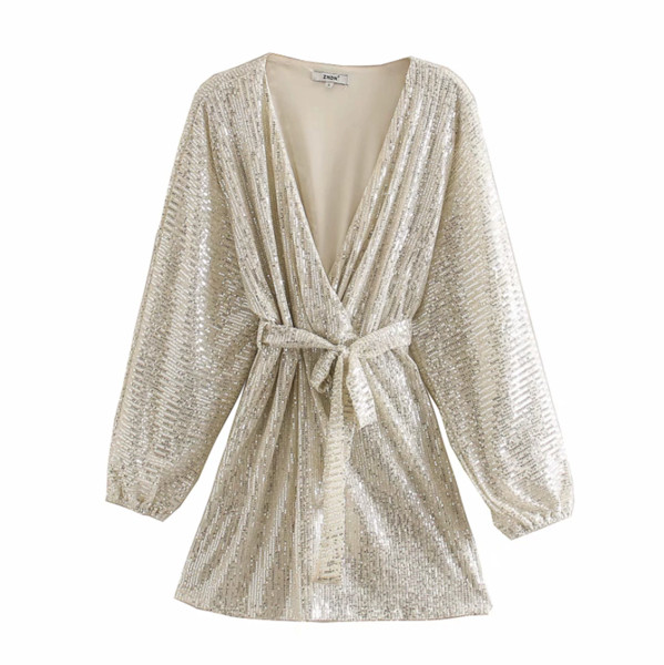 Modern női ruha mély nyakkivágással, szürke övvel, flitterekkel