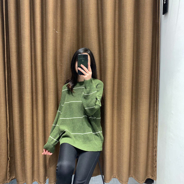 Széles női csíkos pulóver zöld és kék színben