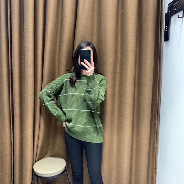 Széles női csíkos pulóver zöld és kék színben