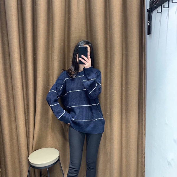 Széles női csíkos pulóver zöld és kék színben