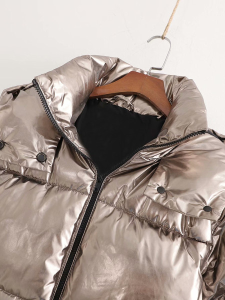Rövid, ezüst színű téli kabát kapucnival és cipzárral